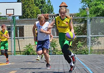 Юні баскетболісти на фестивалі з міні-баскетболу на березі Чорного моря